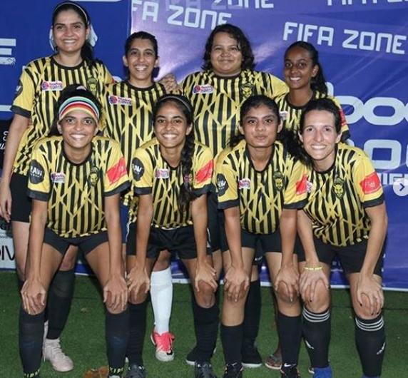 Avani Nagar, con su equipo de fútbol