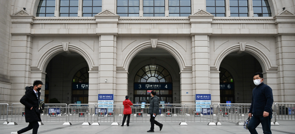 Asciende a 25 los muertos en China por coronavirus; hay 830 casos confirmados