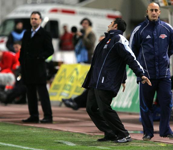 Valverde se desesperaba en la banda ante la mirada de Caparrós