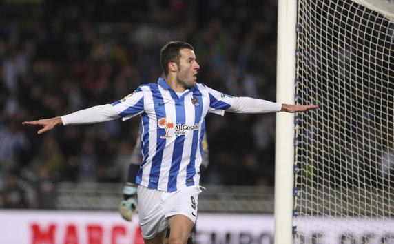 Agirretxe celebra su inmortal tanto al Barcelona que sirvió para una victoria in extremis la víspera de Reyes