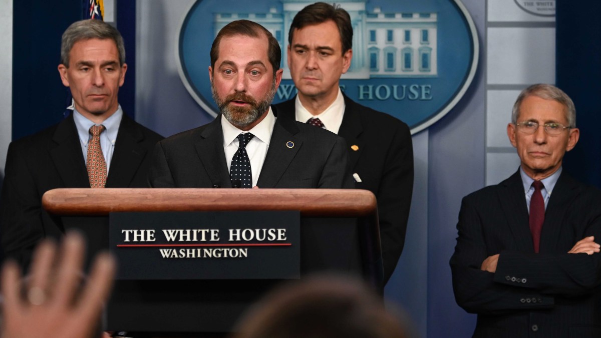 Trump ordena cuarentena para viajeros de EEUU; bloquea arribo de extranjeros por el coronavirus