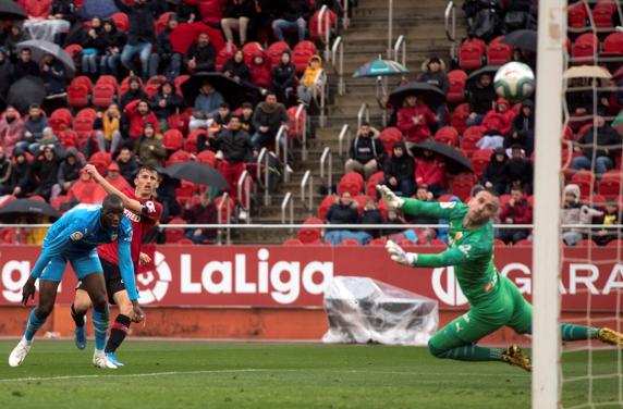 Así marcó Budimir su segundo gol este domingo en Son Moix contra el Valencia (4-1)