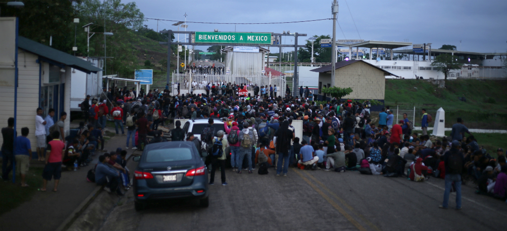 Caravana migrante espera en frontera de Guatemala; intentarán ingreso masivo a México