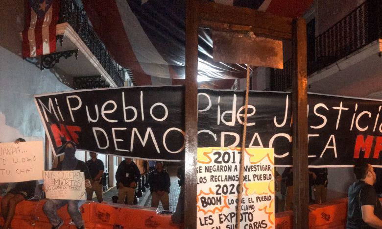Con guillotina y cacelorazos, piden renuncia de gobernadora de Puerto Rico | Video