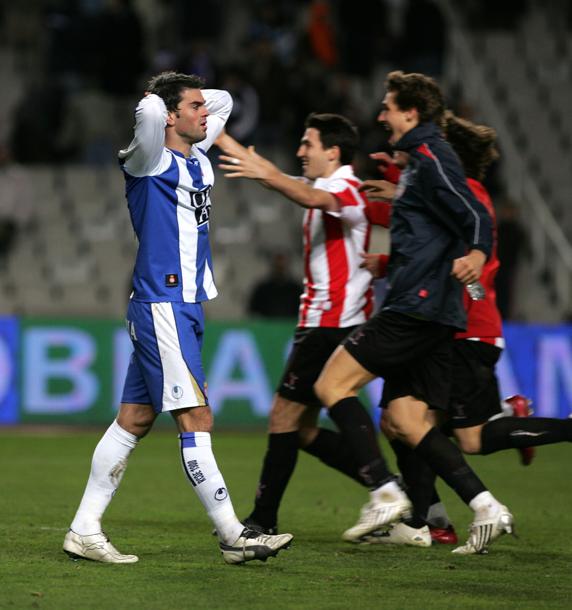 Marc Torrejón lamenta su error mientras los rojiblancos celebran su pase