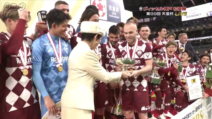 Andrés Iniesta levanta la Copa del Emeperador para el Vissel Kobe
