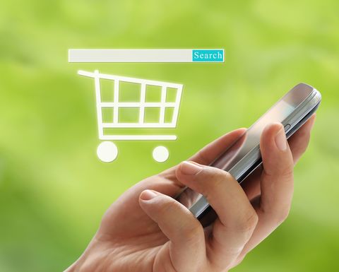 Imagen compuesta digital de la persona que usa el teléfono móvil con iconos Imagen compuesta digital de la persona que usa el teléfono móvil con iconos