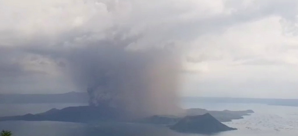 Filipinas en alerta por posible erupción de volcán; desalojan a miles