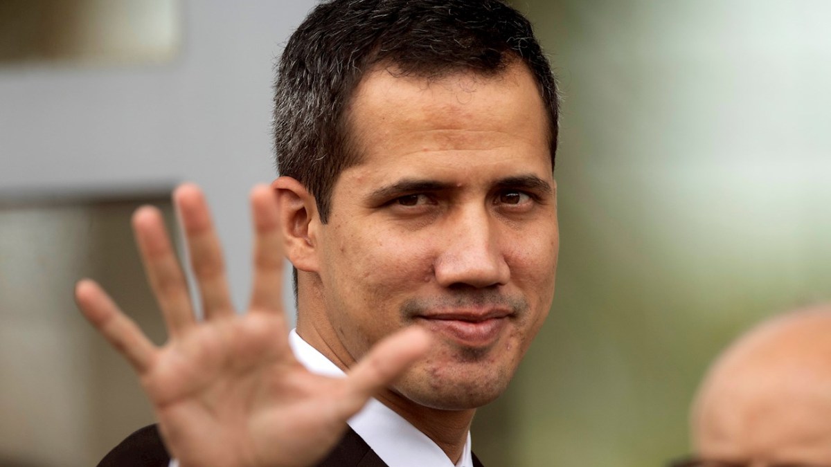Guaidó desafía al gobierno de Venezuela y sale del país para importantes reuniones