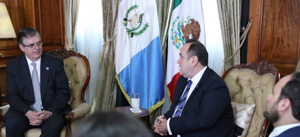 Guatemala y México acuerdan frenar caravanas de migrantes a EU: Giammattei