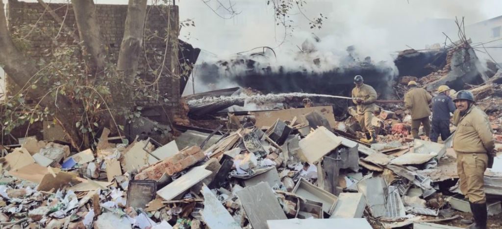 Incendio en fábrica deja un muerto y 13 heridos en la India