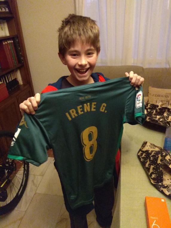 Un pequeño aficionado, con la camiseta de Irene Guerrero FOTO: Twitter