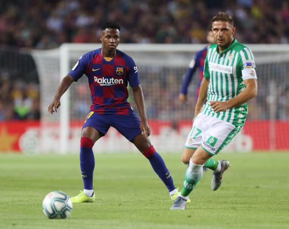 Fútbol La Liga. FCBarcelona-Real Betis. Ansu Fati y Joaquín. El más joven y el más viejo en el campo.