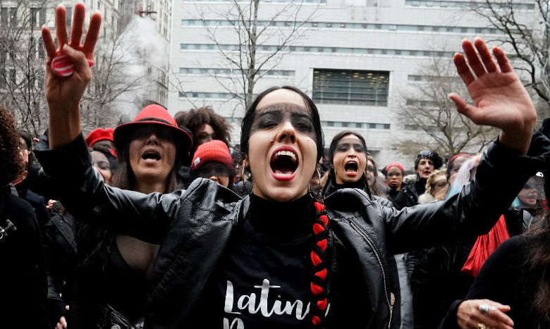 Mujeres entonan “Un violador en tu camino” frente al juicio de Harvey Weinstein | Video