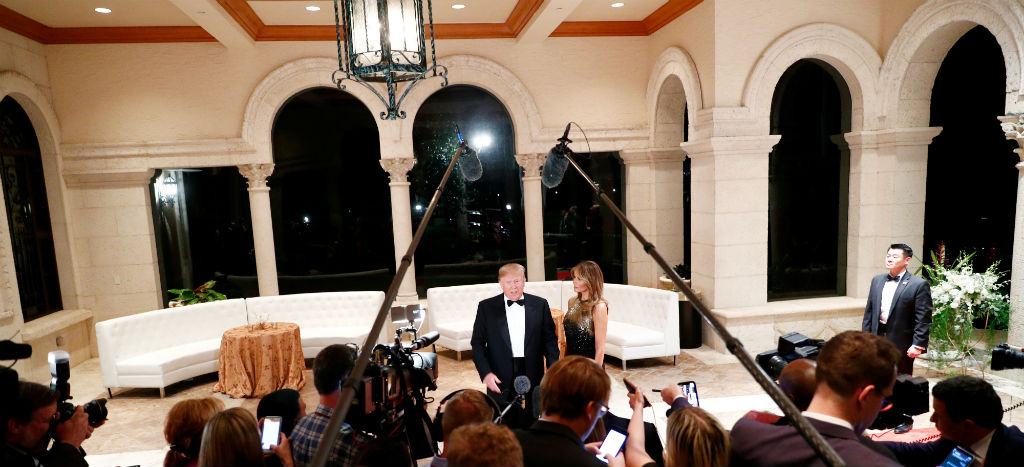 Perseguidos por la policía, dos sujetos violan en camioneta dos puntos de control en Mar-A-Lago, de Donald Trump