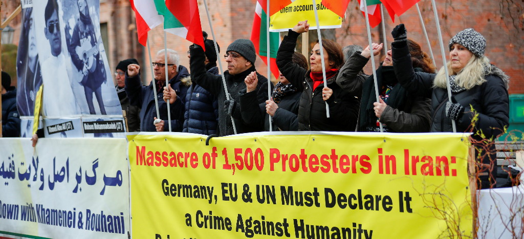 Policía iraní niega uso de armas contra manifestantes