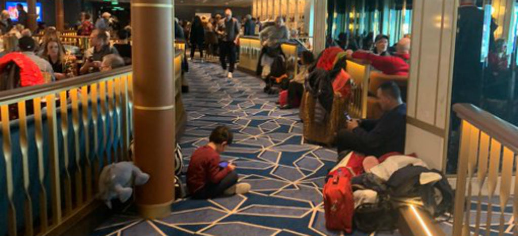 Por temor al coronavirus, retienen a miles de pasajeros en un barco italiano | Video