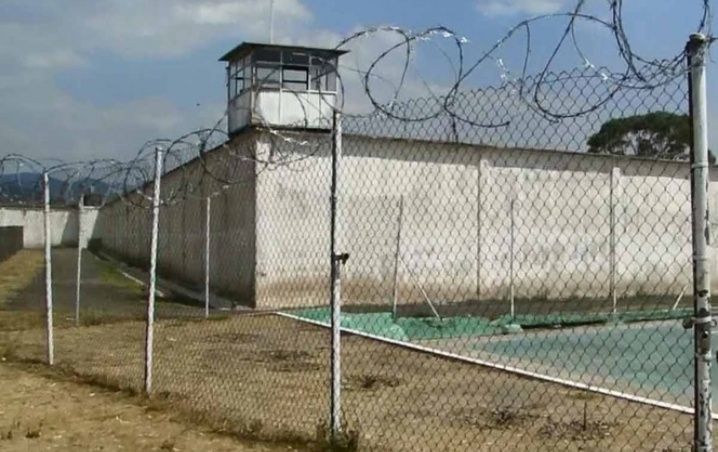 Reo se viste de mujer y logra escapar de la cárcel, es secuestrador