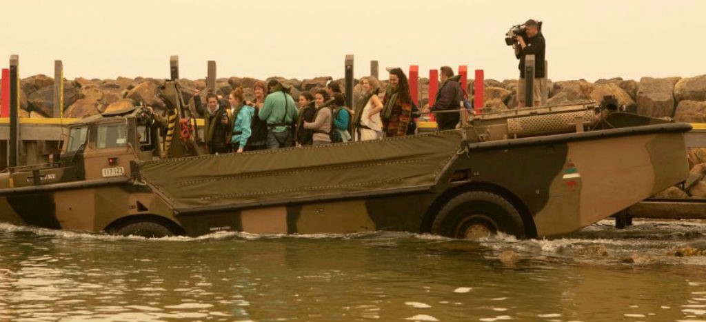 Rescatan por mar a cientos de personas atrapadas por incendios en Australia