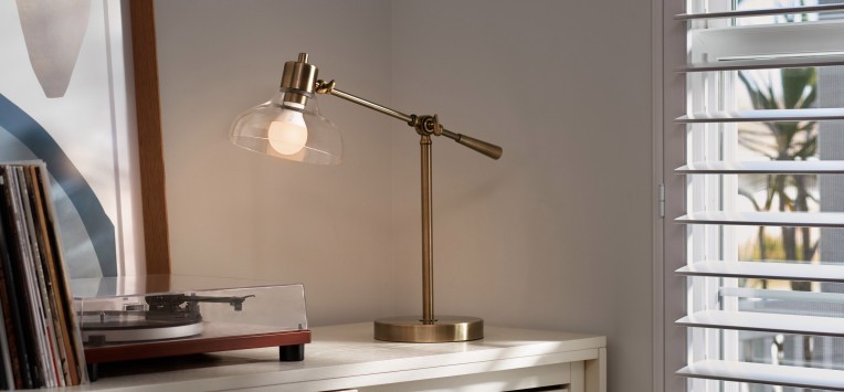 Ring renueva la línea de iluminación con paneles solares y bombilla interior