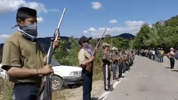 Se levantan en armas niños huérfanos de los 10 músicos asesinados, desfilan con rifles