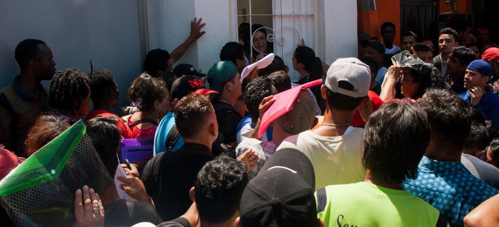 Segob desconoce prohibición de INM de entrada a estancias migratorias