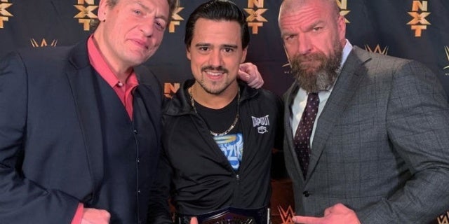 Triple H presenta su nuevo diseño de campeonato de peso crucero NXT