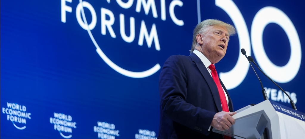 Trump alardea poder económico de EU y minimiza el pesimismo por crisis del clima | Video