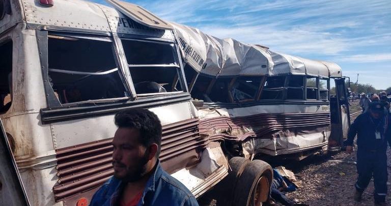 VIDEO: 7 Muertos, tren arrolla a camión que transportaba jornaleros