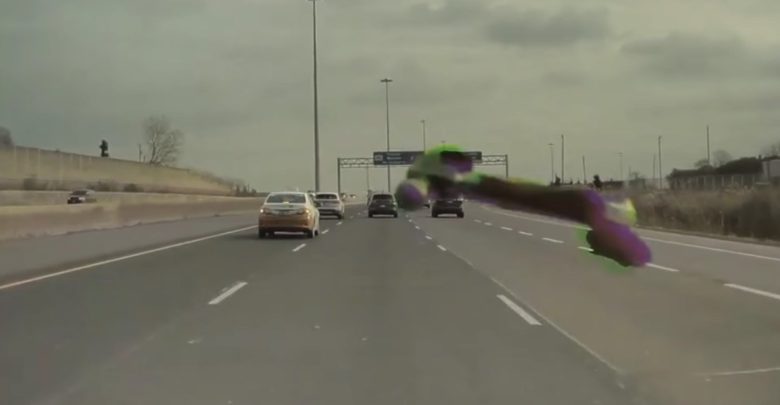 VIDEO: Tesla Model 3 desafía propiedades blindadas de la ‘Cybertruck’; golpean parabrisas con un martillo a gran velocidad