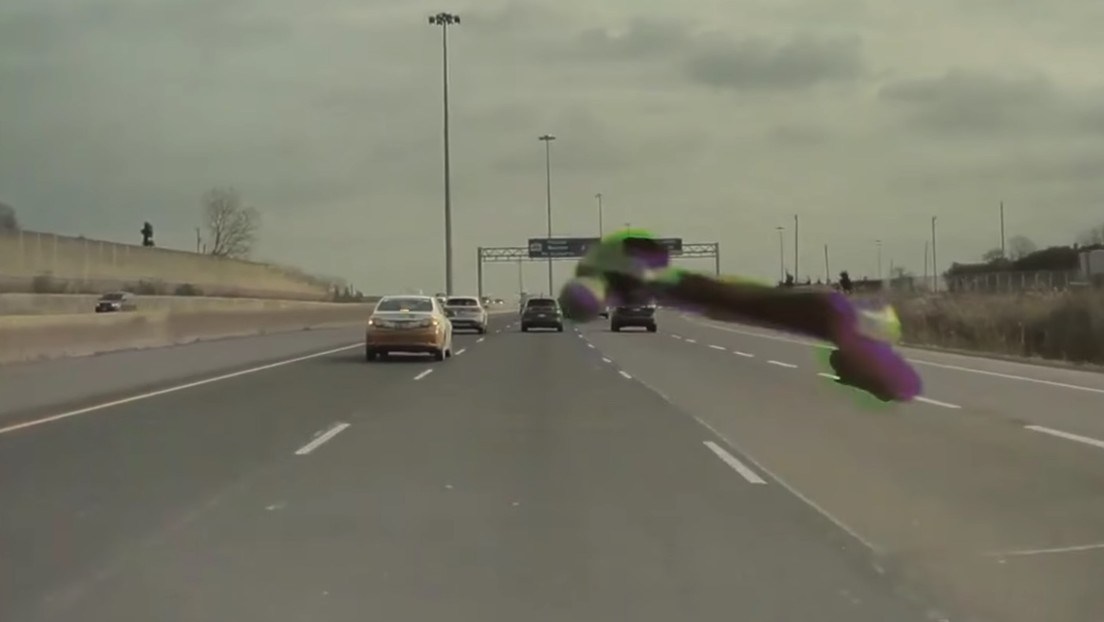 VIDEO: Tesla Model 3 desafía propiedades blindadas de la ‘Cybertruck’; golpean parabrisas con un martillo a gran velocidad