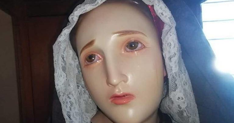 Virgen de Dolores asombra a creyentes al llorar, televisora capta el momento