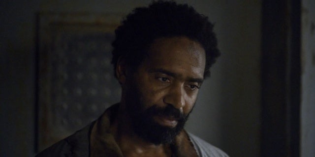 Virgil se arrastra sobre Michonne en el nuevo clip de la temporada 10B