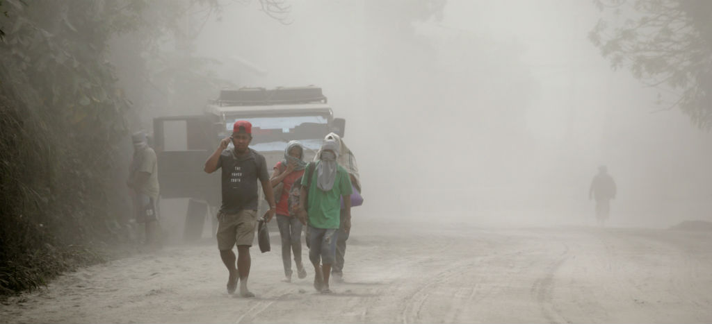 Volcán Taal sigue escupiendo lava y cenizas (Video)