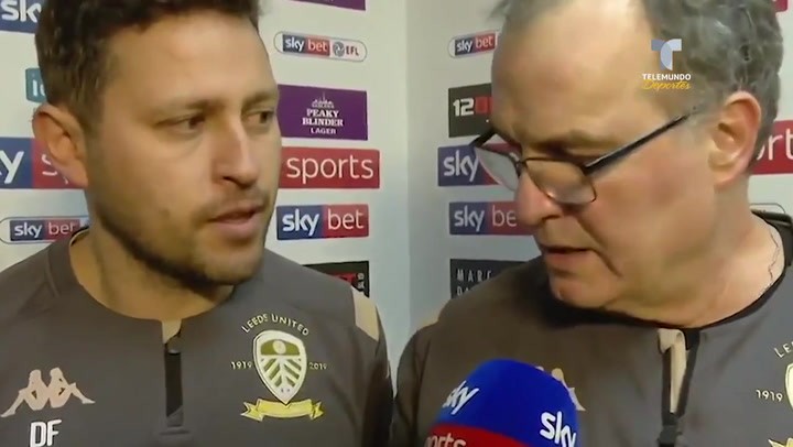 Bielsa discute con su traductor durante una entrevista Bielsa discute con su traductor durante una entrevista