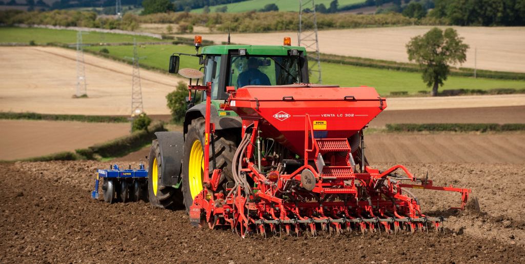 ¿Por qué los agricultores todavía insisten en comprar tractores realmente viejos?