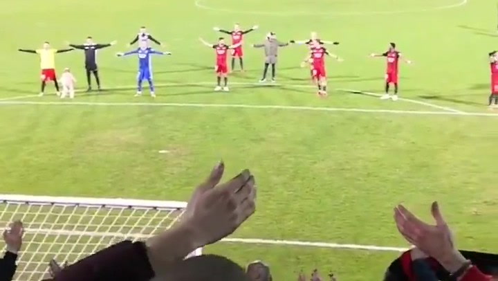 El Mirandés celebró el pase a las semis con una haka con su afición.mp4