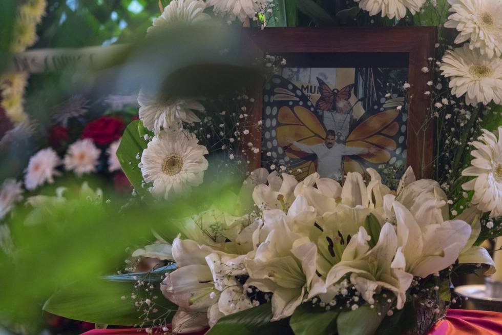 Una foto del ambientalista Homero Gómez sobre su féretro durante las honras fúnebres.