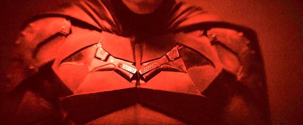 el disfraz de batman primero se iluminó 2