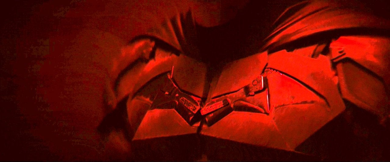 el disfraz de batman primero se iluminó 3