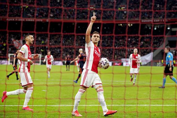 Dusan Tadic celebra su tanto