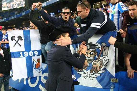 Markel Bergara, agasajado por los miembros de Bultzada