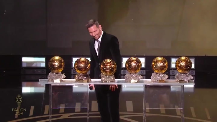Messi posa con sus seis Balón de Oro Messi posa con sus seis Balón de Oro
