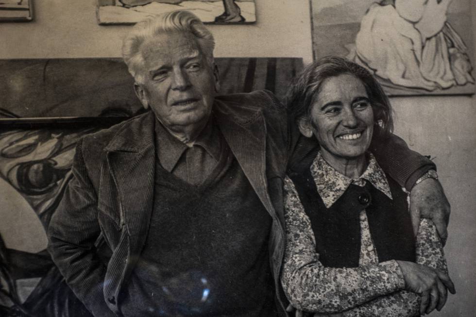 Pablo O’ Higgins y María de Jesús de la Fuente O’ Higgins en el estudio de su casa en Coyoacán