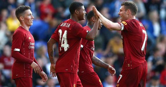 Rhian Brewster festeja un tanto con Milner