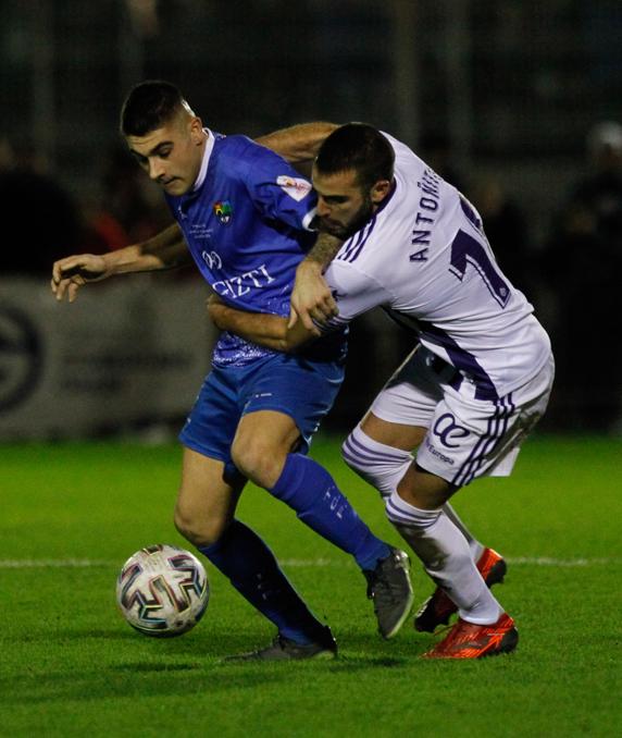 Johan protege el cuero ante la presión de Antoñito