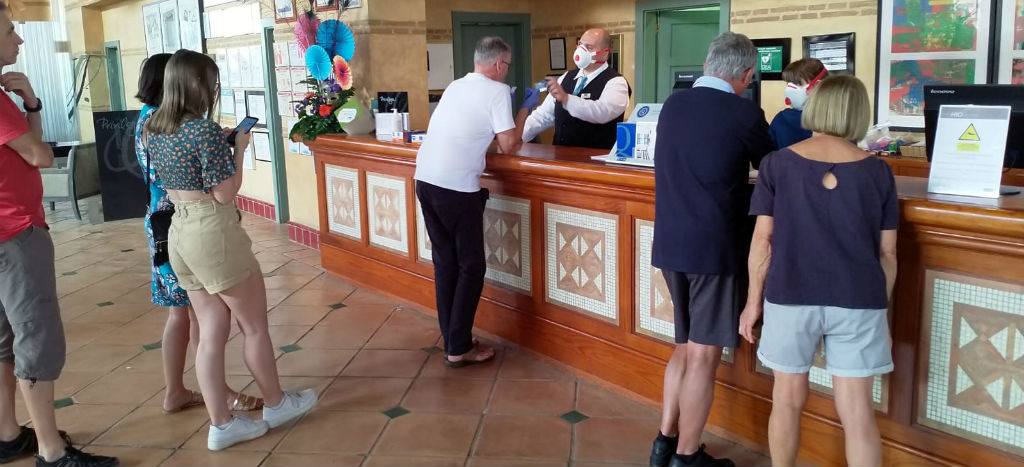 Aíslan a cientos en hotel de Tenerife tras detectarse un caso de COVID-19