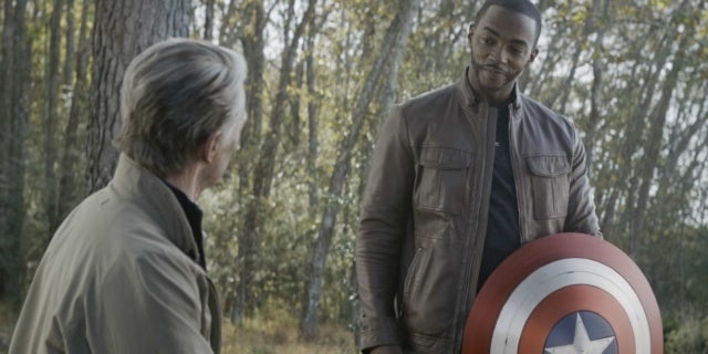 Anthony Mackie reacciona a la respuesta de los fanáticos de ser el próximo Capitán América