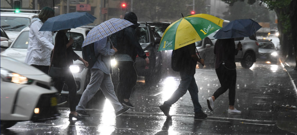 Australia celebra la llegada de fuertes lluvias que hacen frente a incendios