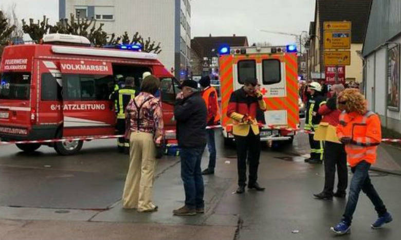 Automóvil arrolla multitud de personas en un desfile de carnaval en Alemania